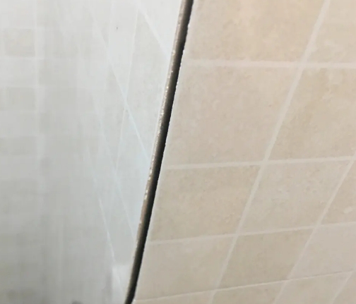 开江瓷砖空鼓维修公司分享阳台瓷砖脱落的修复过程可以分为以下几个步骤
