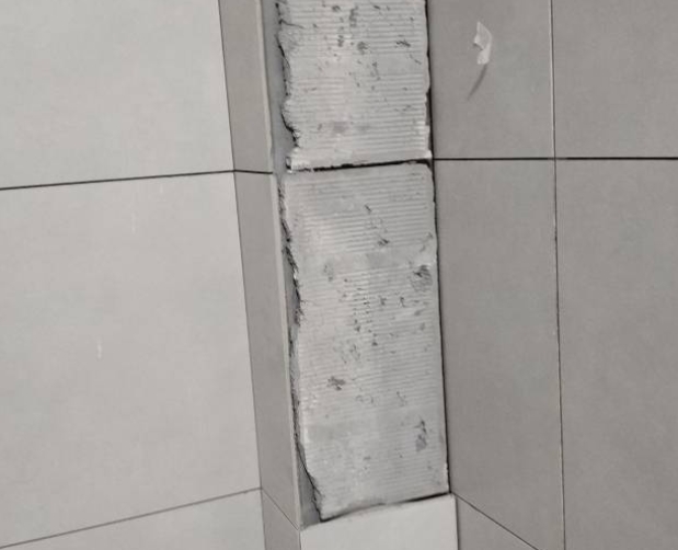 开江瓷砖空鼓维修公司分享下瓷砖施工前基层浇水润湿程度不足，可能导致以下问题