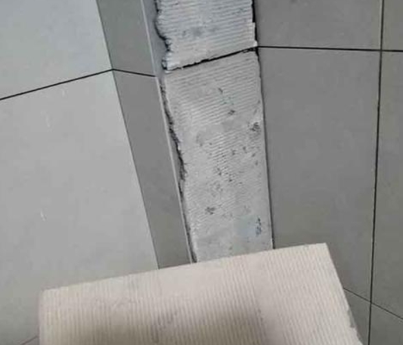 开江瓷砖空鼓维修公司分享下厨房瓷砖脱落的补救措施。